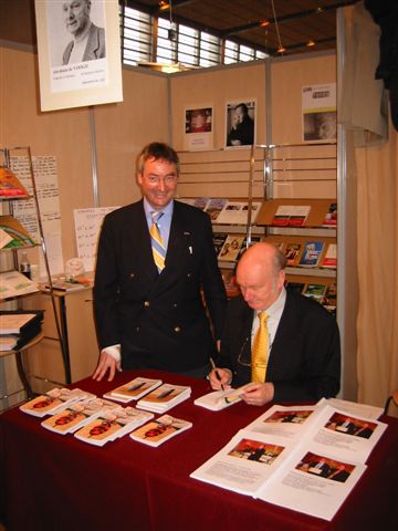 Le stand du GEM au Salon du livre de Paris en 2004, avec Roland Noël et Abraham De Voogd.